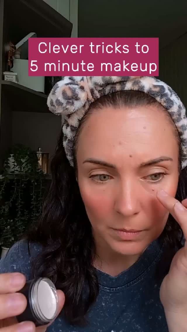 Clever tricks to get your makeup done in 5 mins 💛🖤
#fyp #makeup #beauty #aveilaustralia